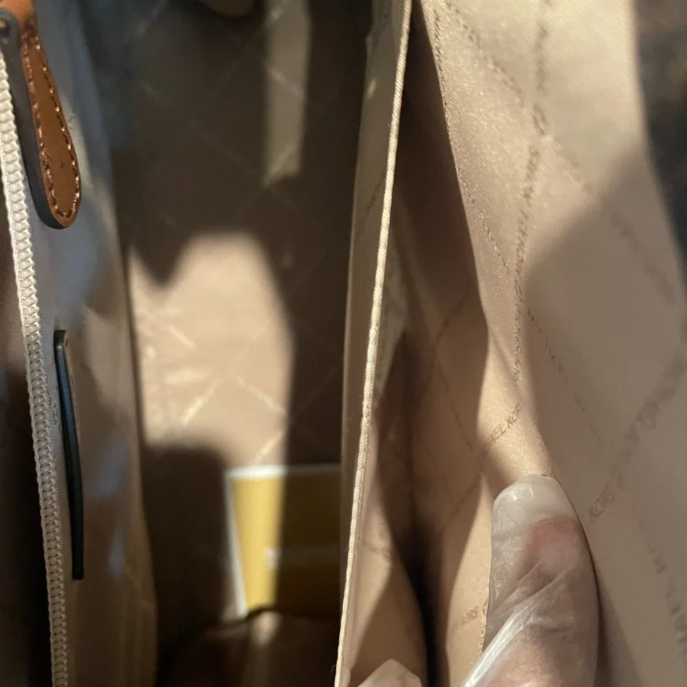 POST HOLIDAY SALE! 🔥MICHAEL KORS MIRELLA TOTE! - Picture 9 of 10